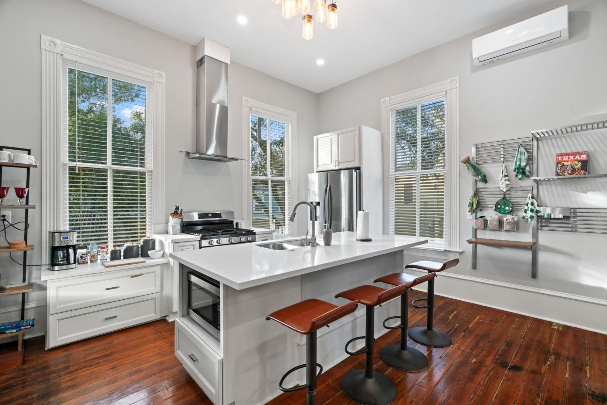 Historic Galveston Family Beach Home With 3 King Beds Экстерьер фото