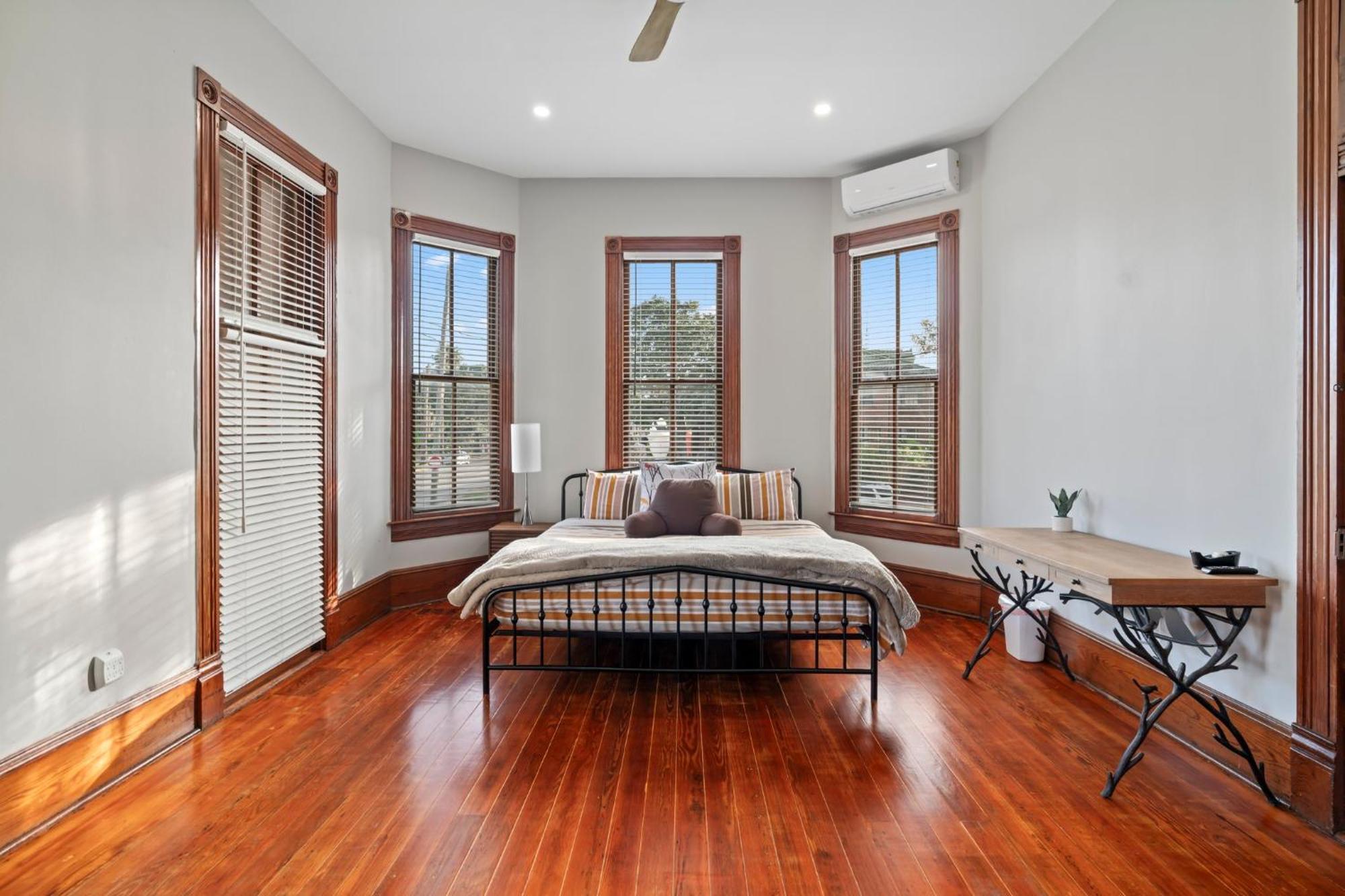 Historic Galveston Family Beach Home With 3 King Beds Экстерьер фото