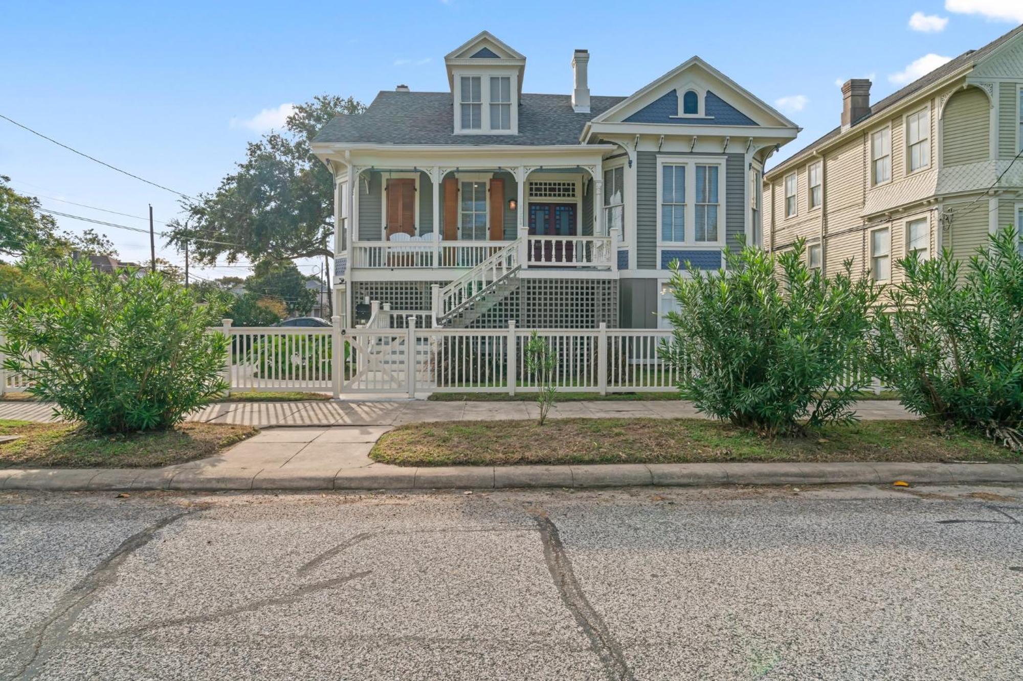 Historic Galveston Family Beach Home With 3 King Beds Экстерьер фото