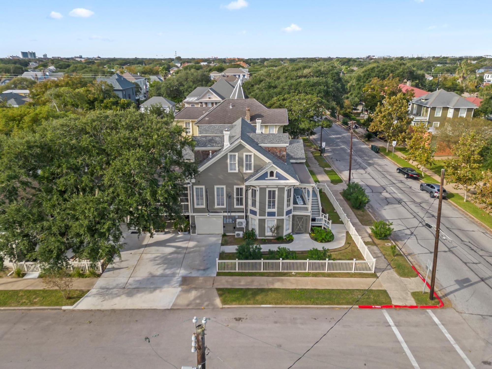 Historic Galveston Family Beach Home With 3 King Beds Экстерьер фото